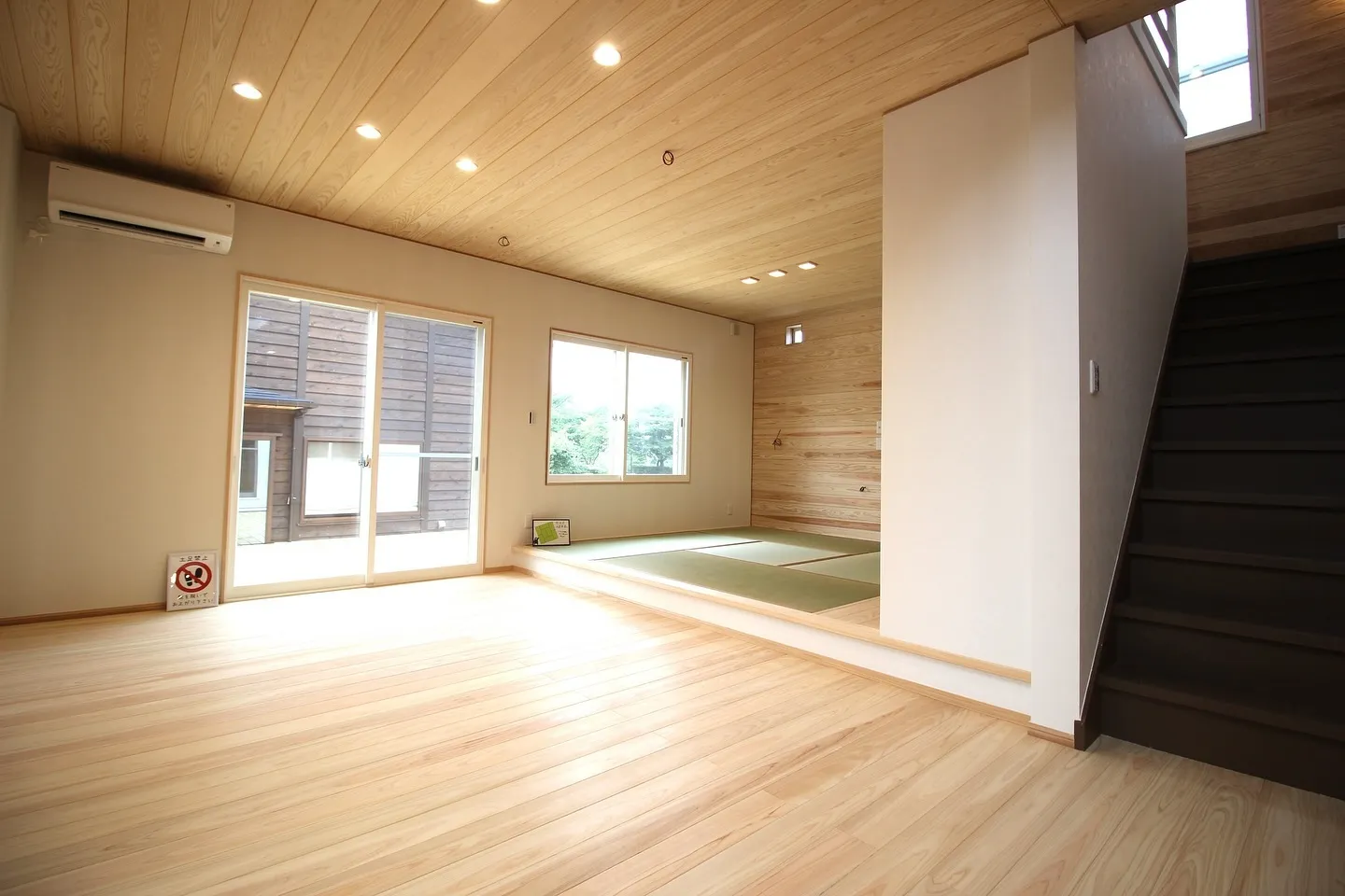 木の温もりと自然光が
