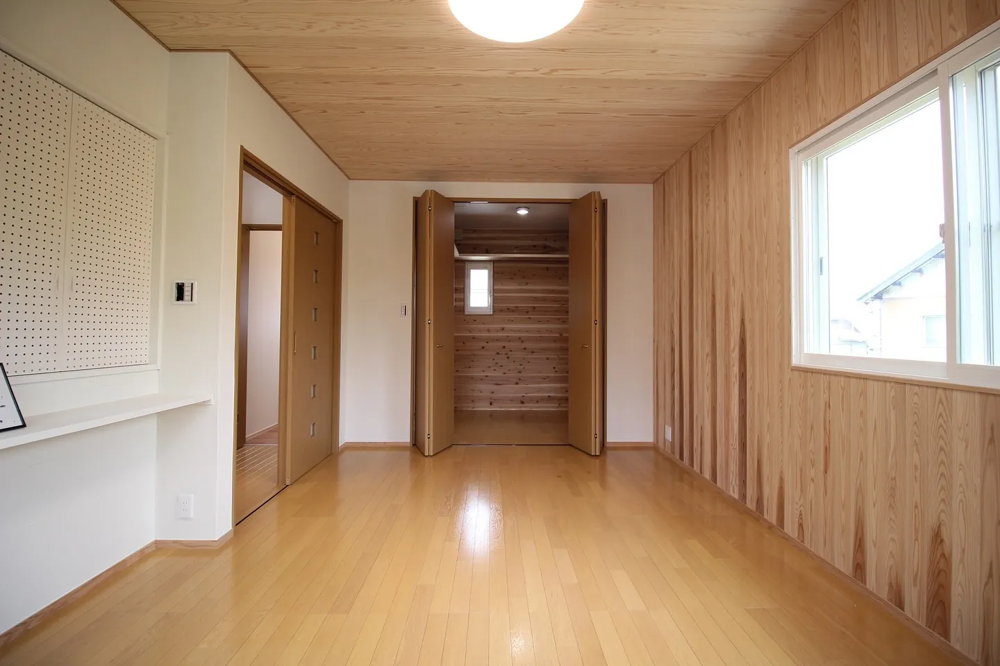 木の温もりと自然光が