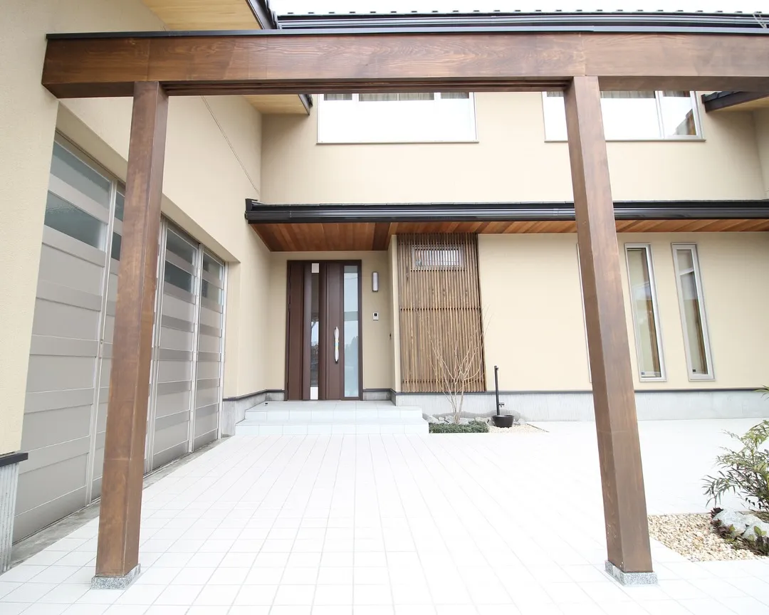 玄関をくぐり、通り抜ける廊下。