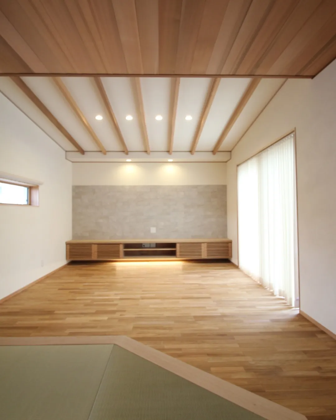 暮らしの動線に 木の温もりを