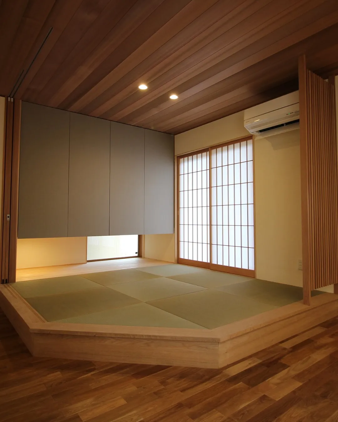 暮らしの動線に 木の温もりを