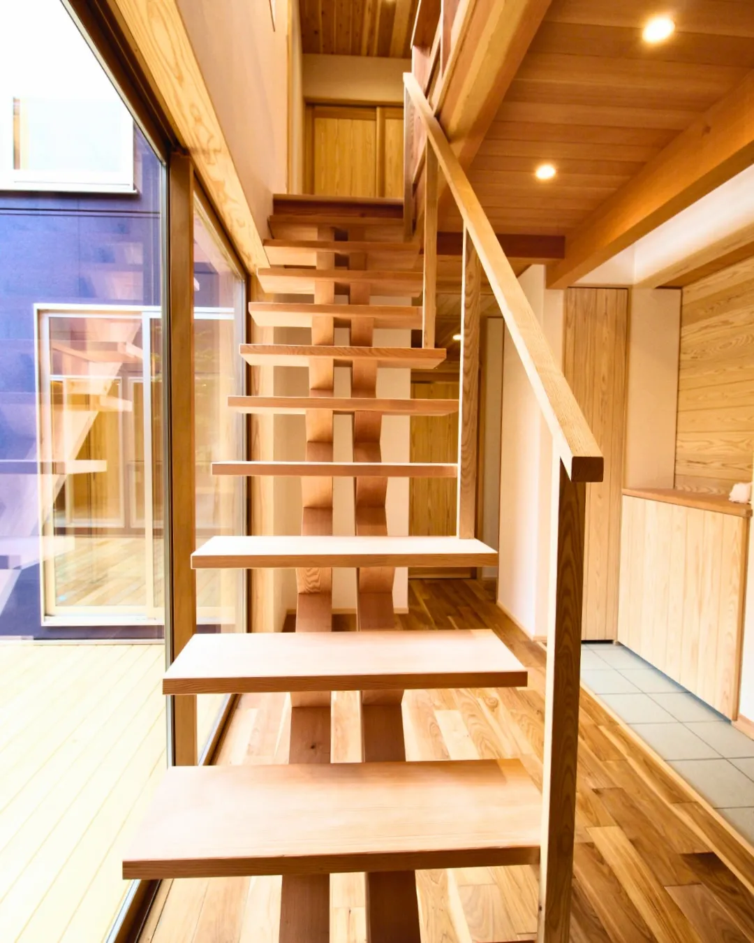 木の息吹を感じながら、空間をつなぐ階段
