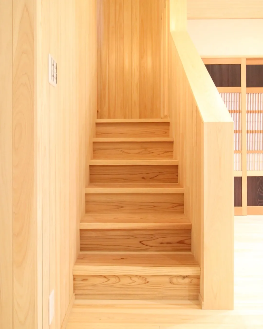 木の息吹を感じながら、空間をつなぐ階段