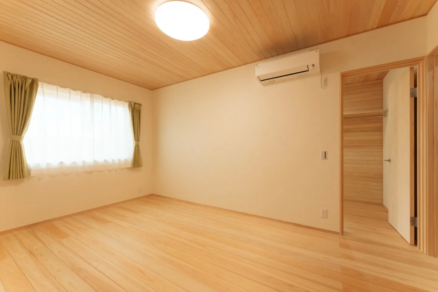 木の色味を活かした明るくやさしい空間。