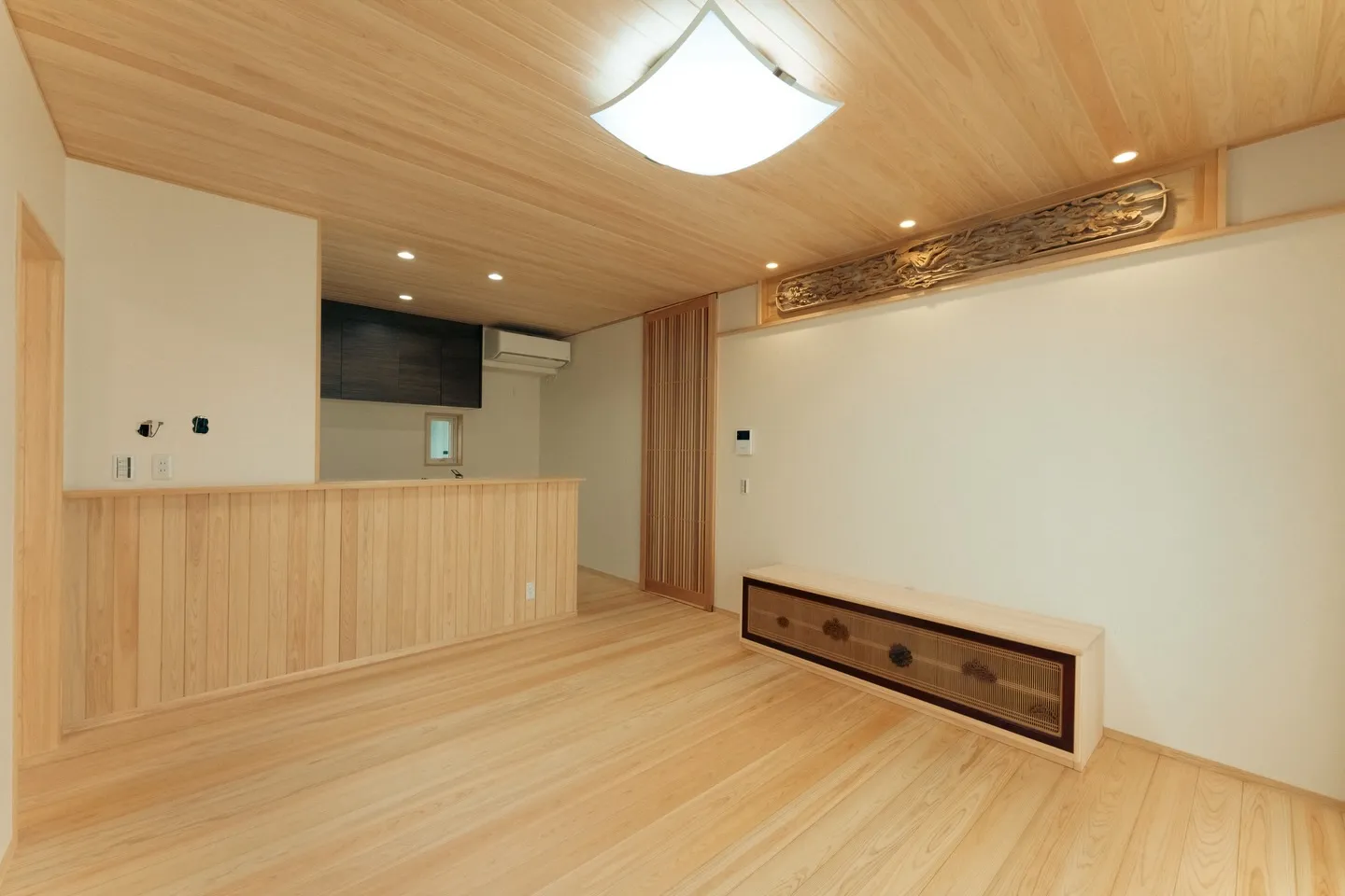 木の色味を活かした明るくやさしい空間。