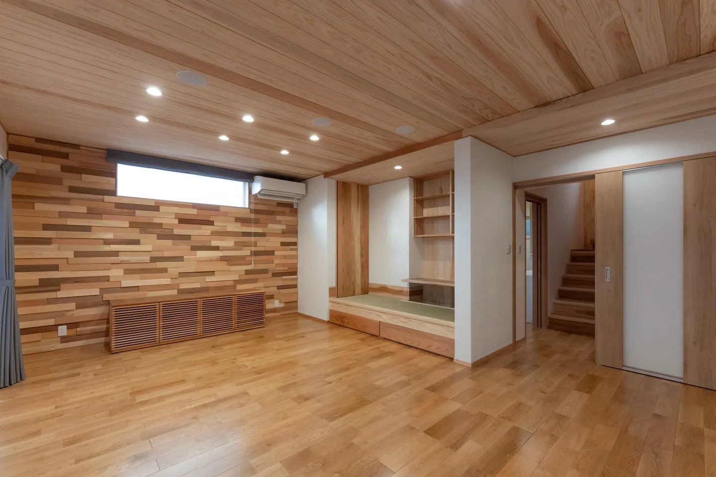 床、天井、そして目を引くアクセントウォールまで。