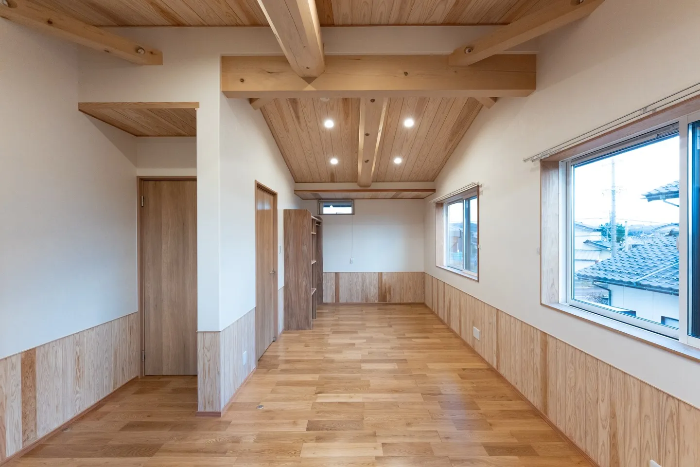 床、天井、そして目を引くアクセントウォールまで。