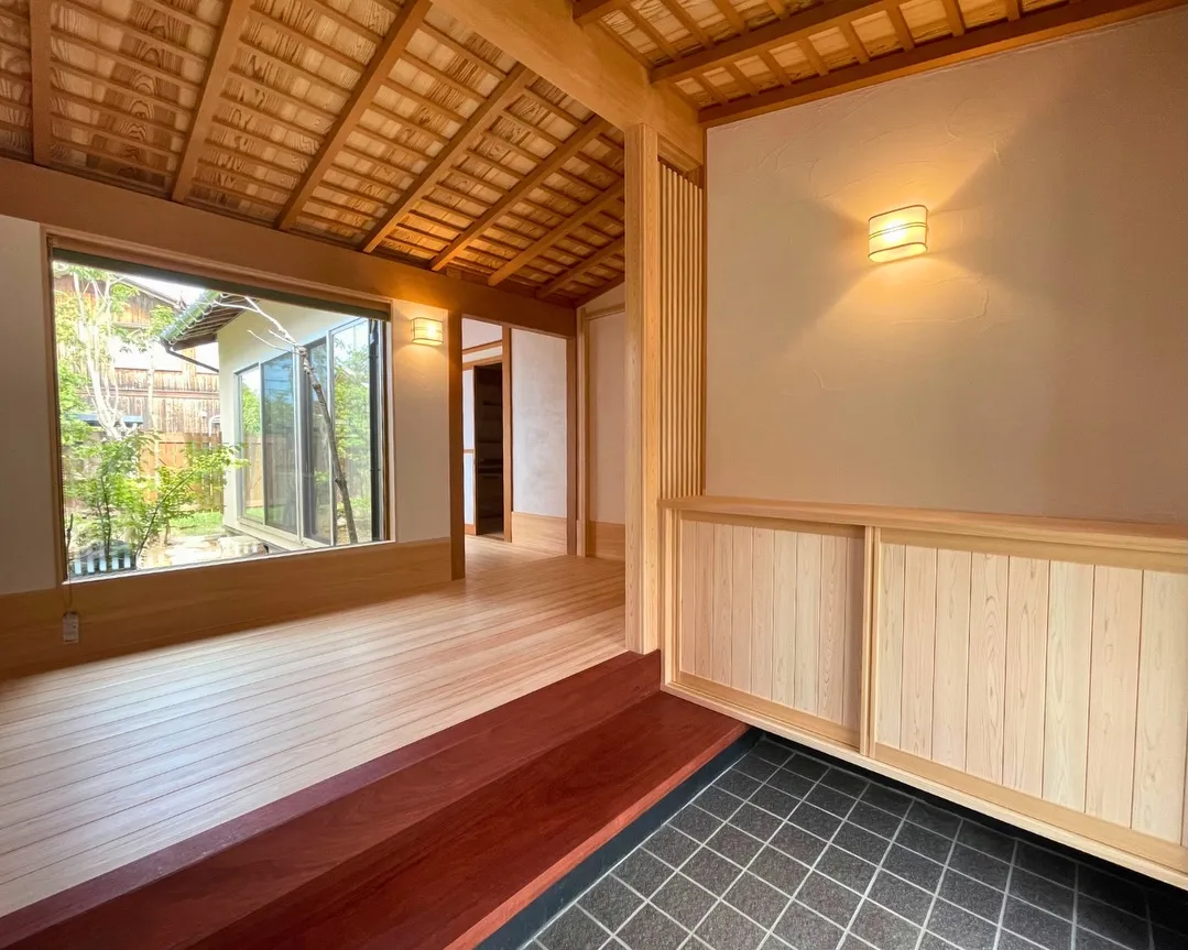 玄関の扉を開けた瞬間