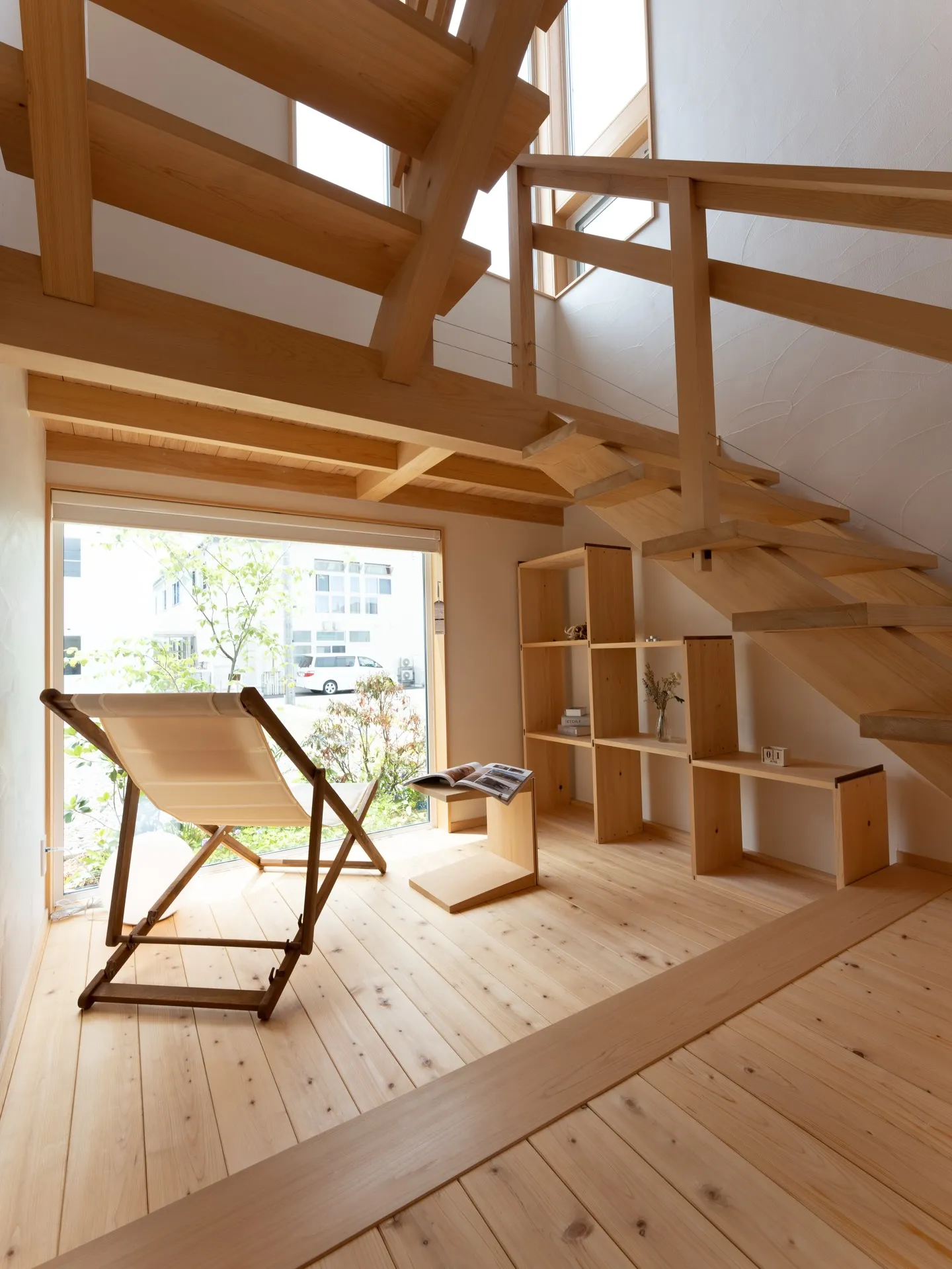 床、天井、家具まで本物の木で揃えた住まいは、