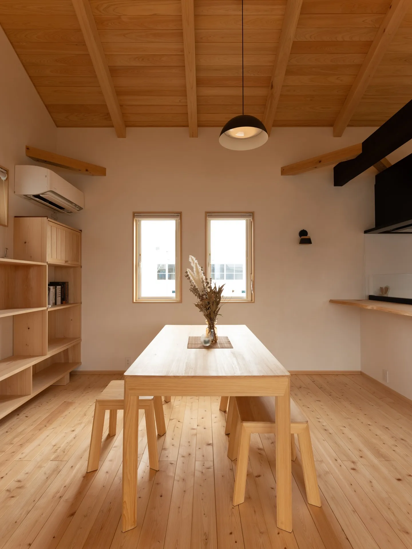 床、天井、家具まで本物の木で揃えた住まいは、