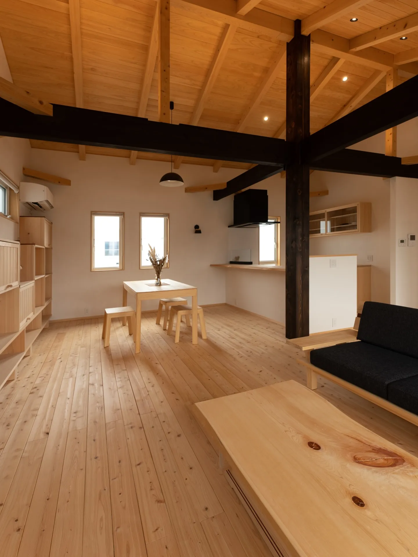 床、天井、家具まで本物の木で揃えた住まいは、