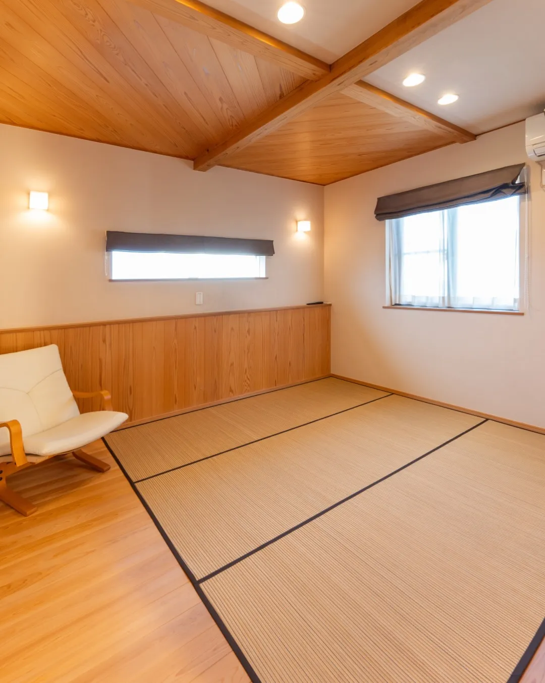 吹き抜けから暖かな優しい光が差し込み