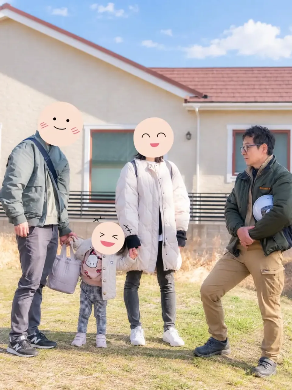 白い外壁に、木の玄関ドアがよく映える平屋。