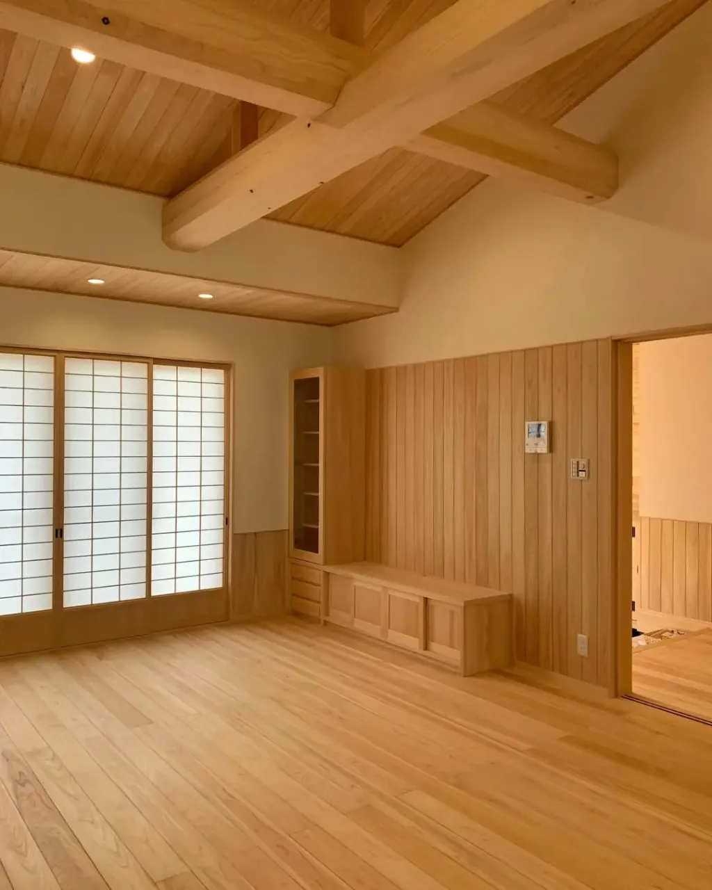木の梁が、空間の表情をつくる家。