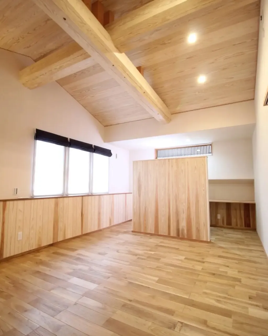 木の梁が、空間の表情をつくる家。