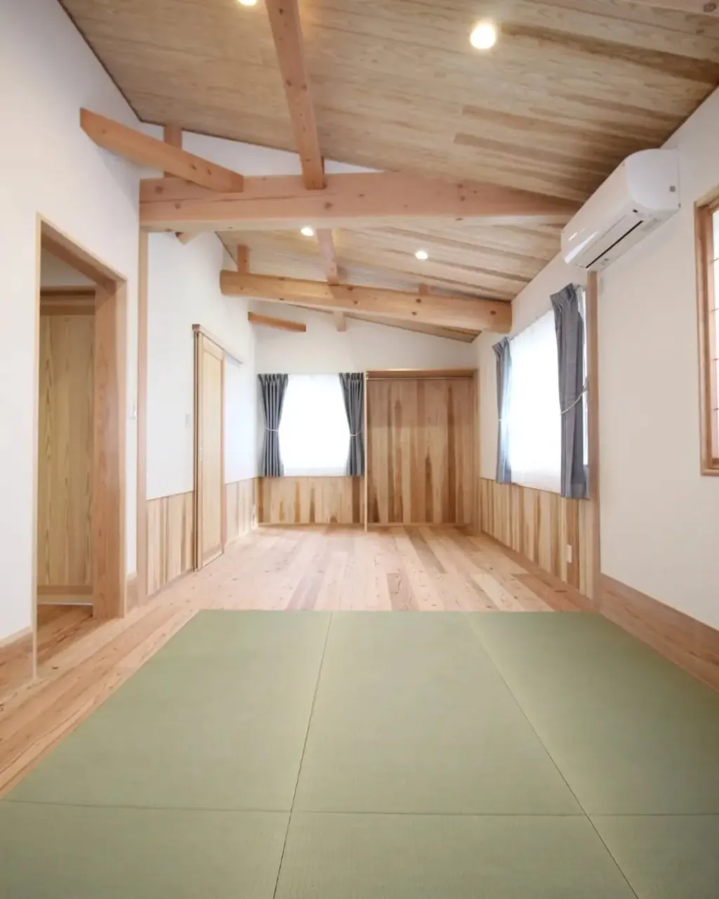 木の梁が、空間の表情をつくる家。