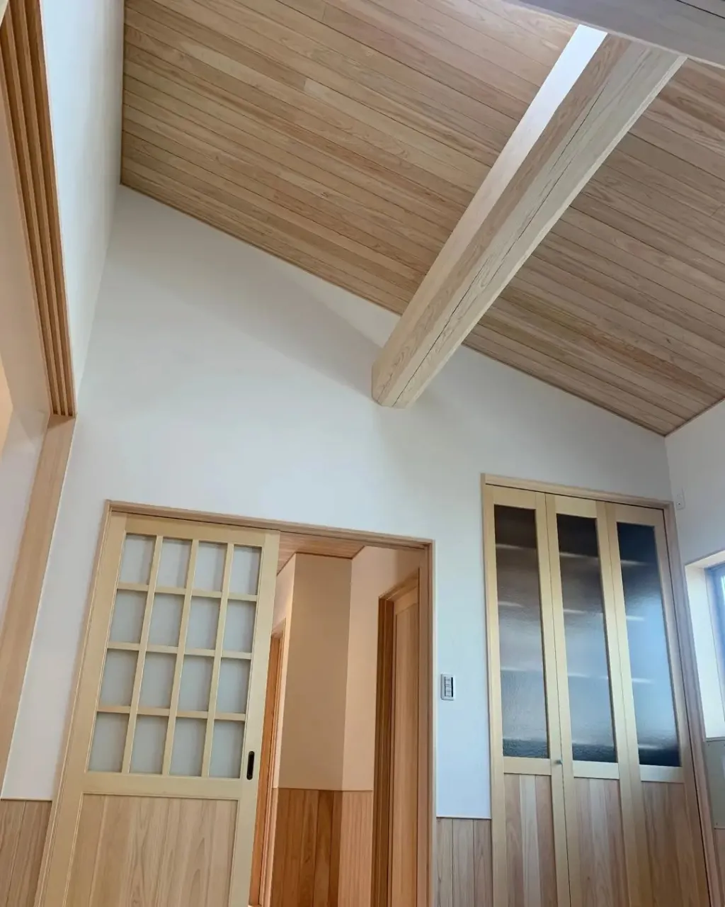 木の梁が、空間の表情をつくる家。