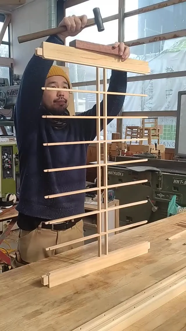 トントン、と鳴り響く木槌の音。